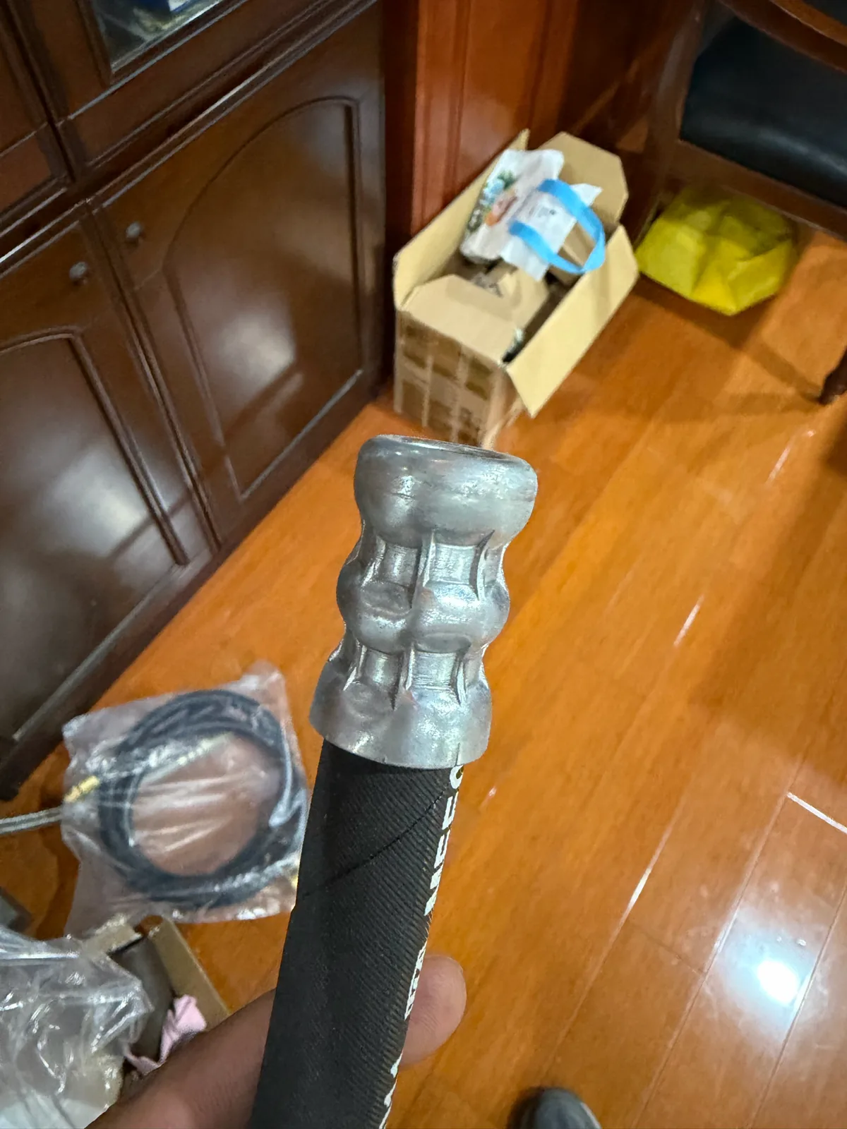 已扣压成型的液压胶管总成样件