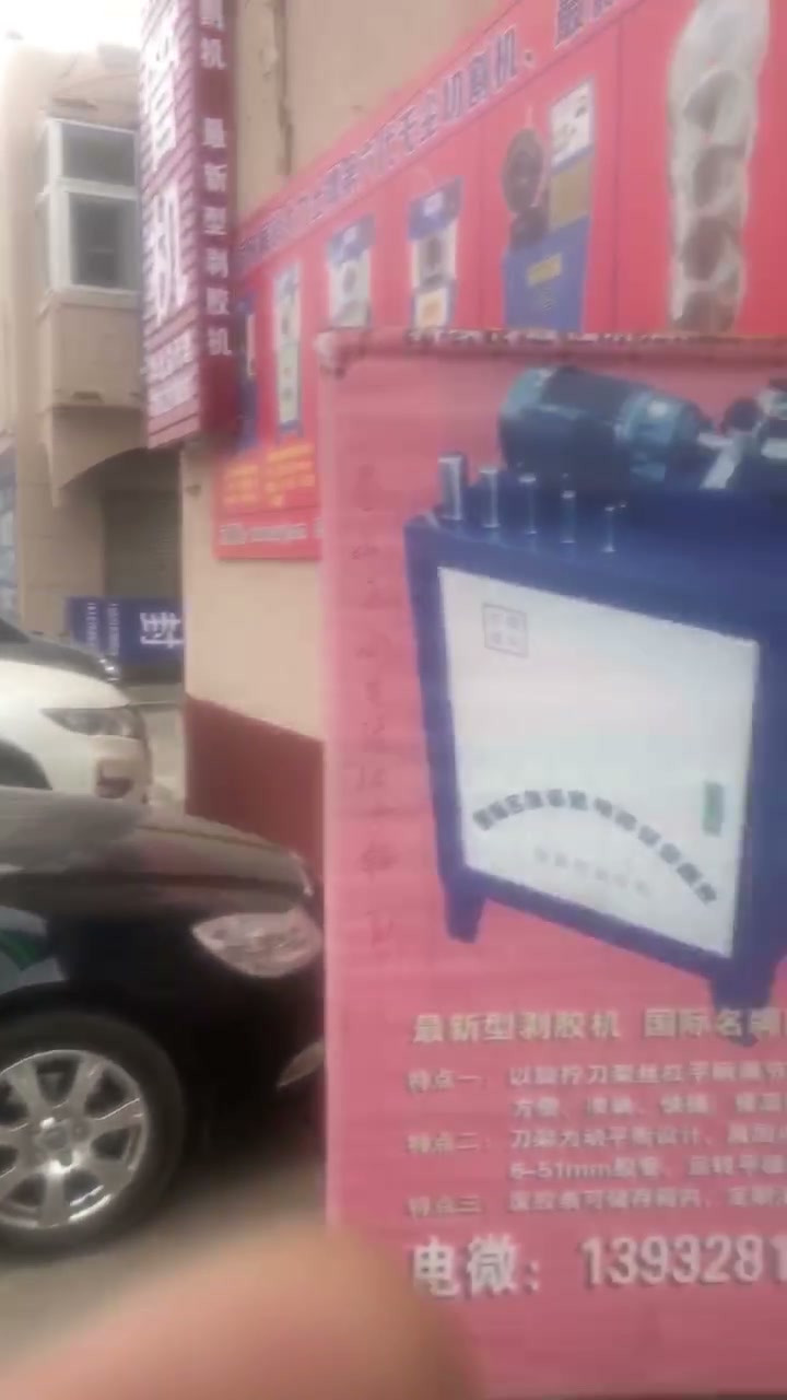 叉车搬运木箱，门店与宣传牌同框，展示装卸交付过程（视频封面）