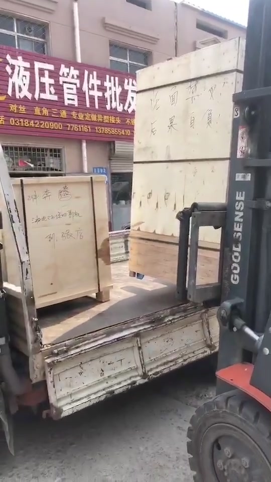 淄博张店发货，叉车将木箱装上货车（视频封面）