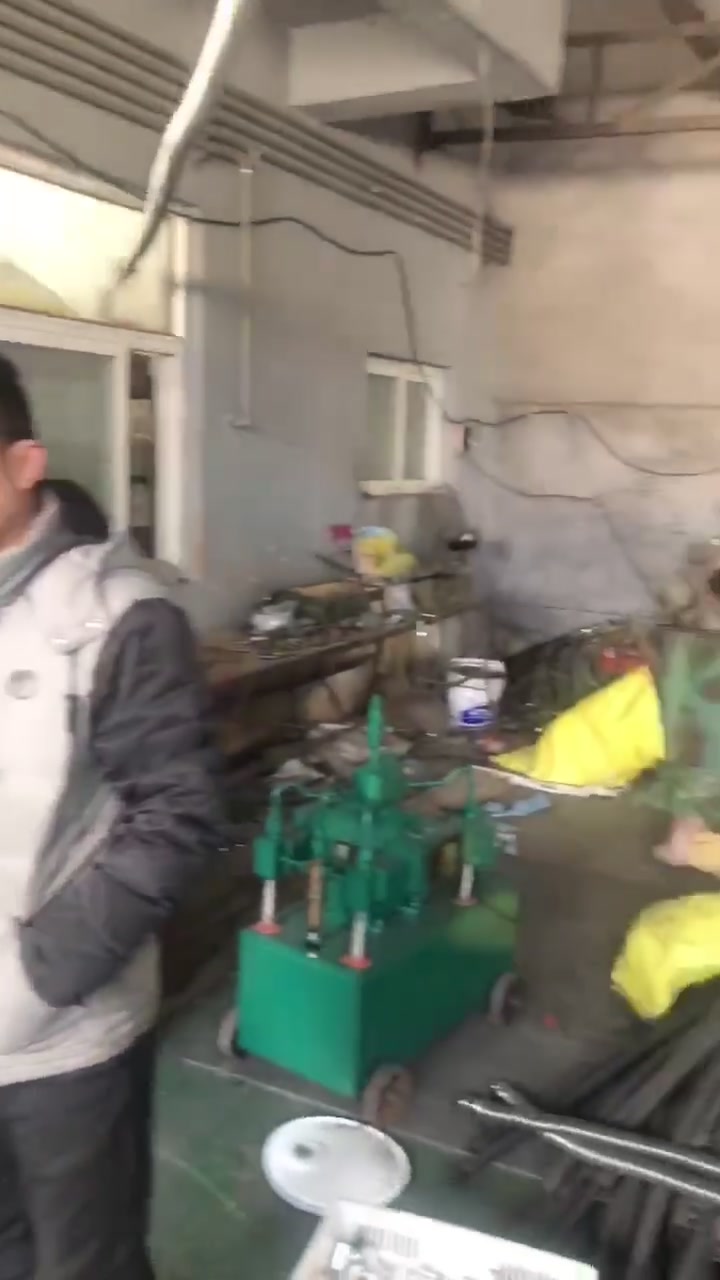 120 型控制面板、现场操作和大量胶管库存（视频封面）