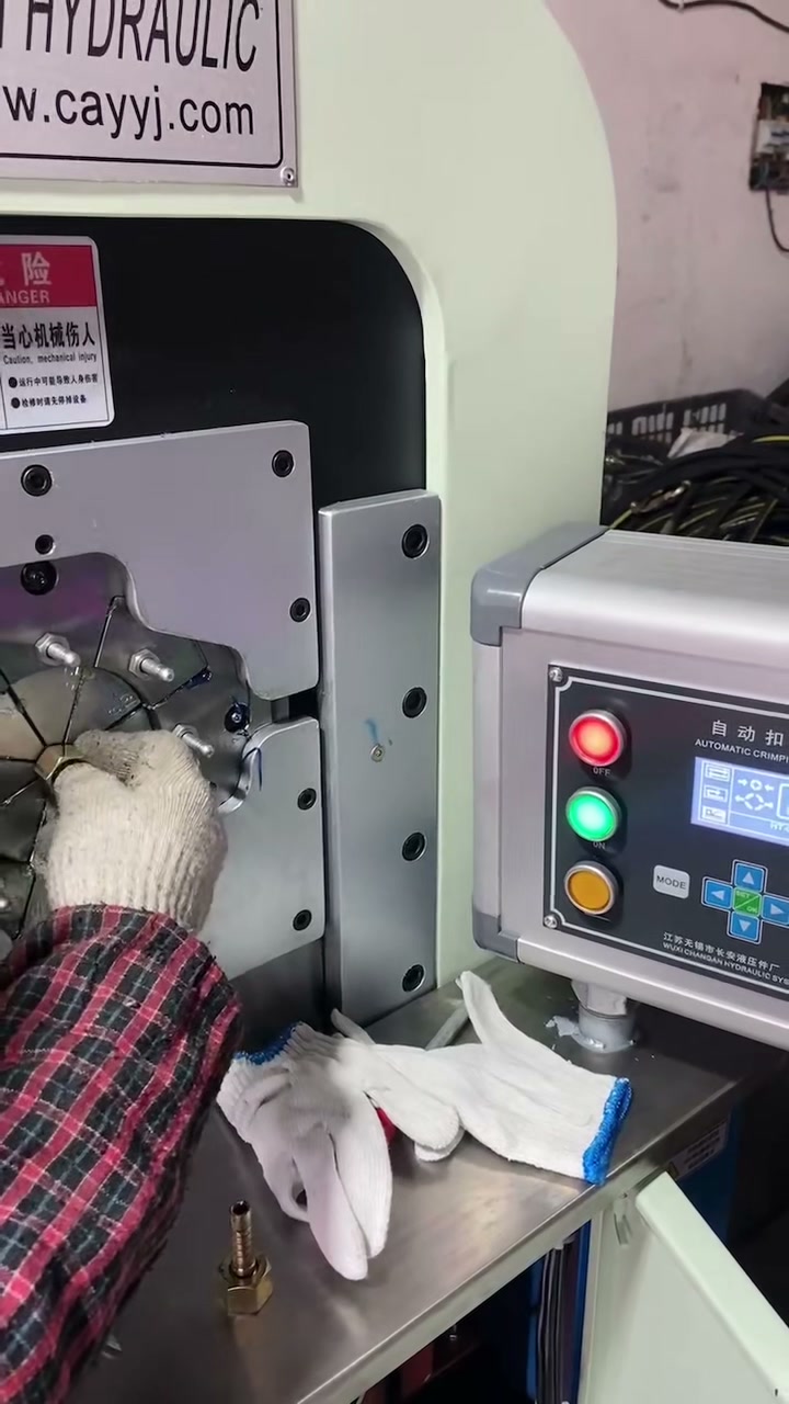120 电脑版机器扣压白色胶管，手部操作和压头动作清楚（视频封面）