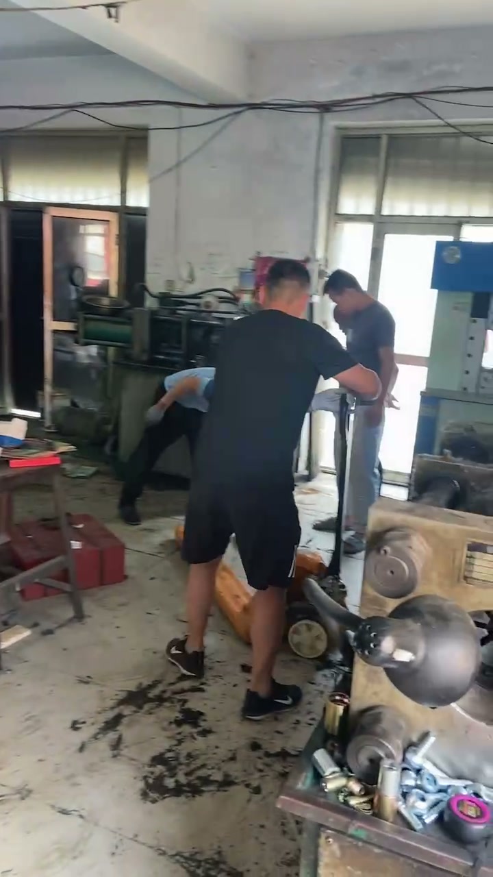 250 开口型锁管机安装调试，含多人搬运和整机正面（视频封面）