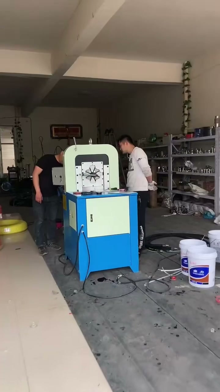 河北依轩客户现场，整机与操作者按键/扣压（视频封面）
