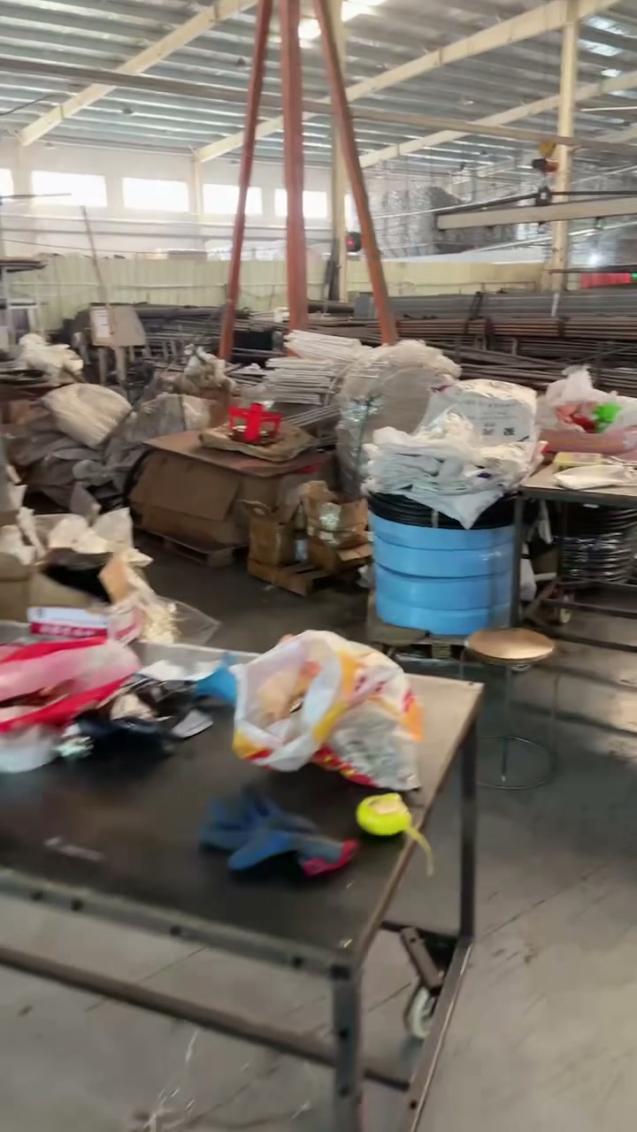 客户工厂的机器和繁忙作业区全景（视频封面）