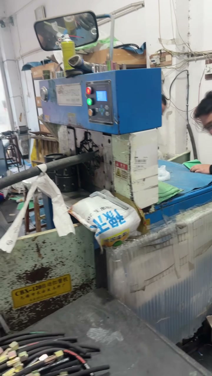 厂家技术员回访并讨论压力调节、扣压不到位等问题（视频封面）