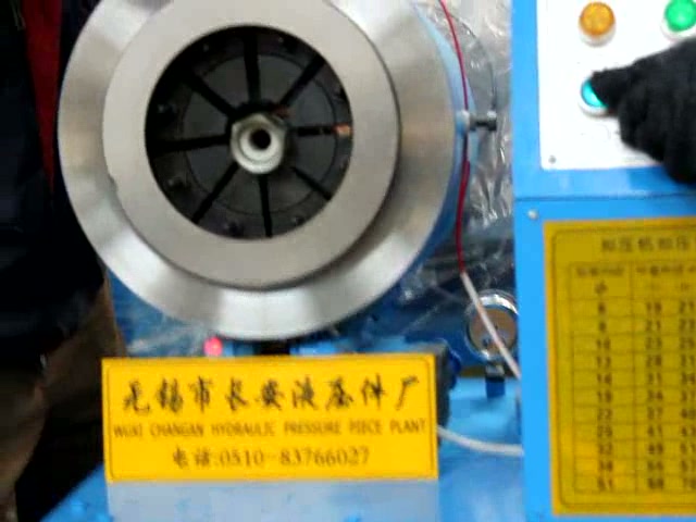 老款圆头扣压机操作，手套将管件送入圆形压头（视频封面）