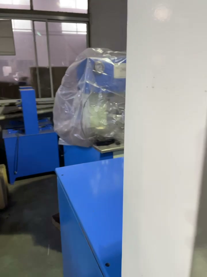 蓝色大型开口机多角度呈现，结尾压头夹持白色工件（视频封面）