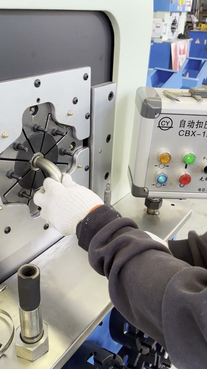 开口机扣压金属接头，结尾手持成品展示（视频封面）